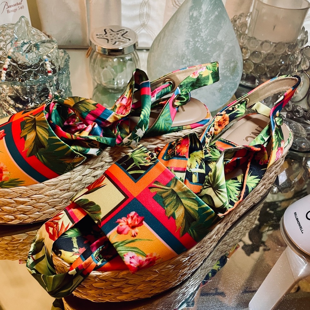 🤩 INC Women's Ribbon Wrap Wedge Sandals, with tropical print. Size 10. - Picture 5 of 6